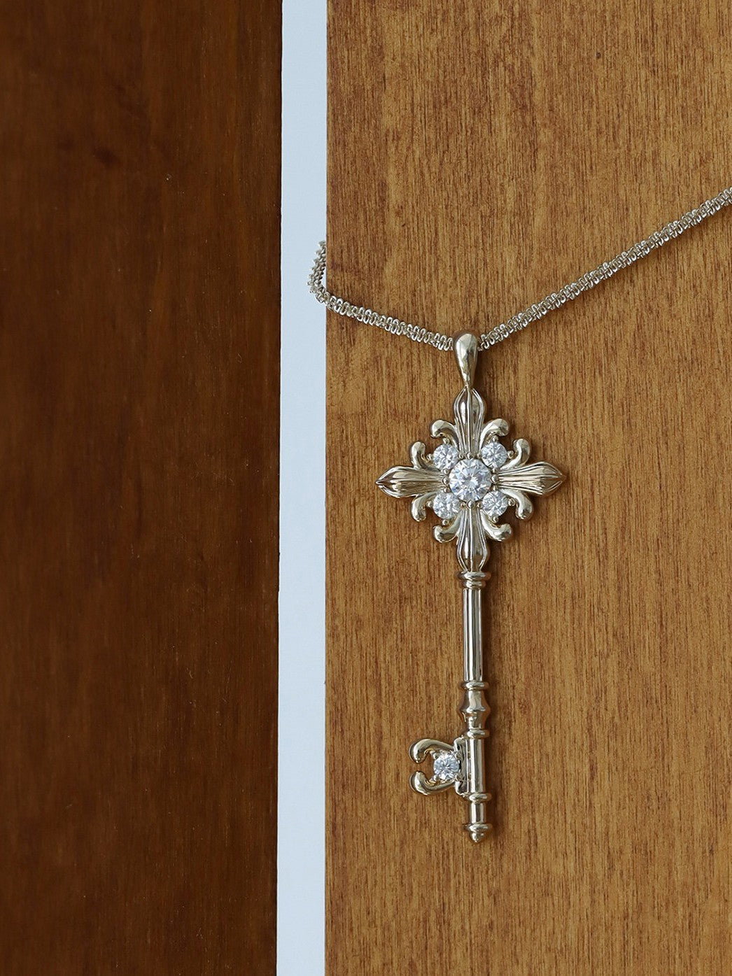 Dear Luma N009 iris key medium necklace wood detail