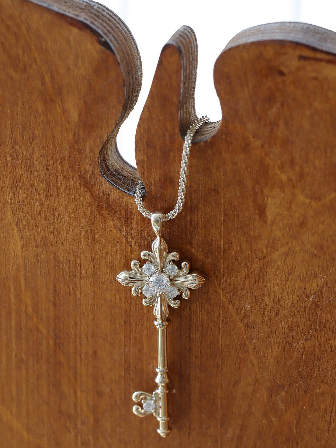 Dear Luma N009 iris key medium necklace closeup detail