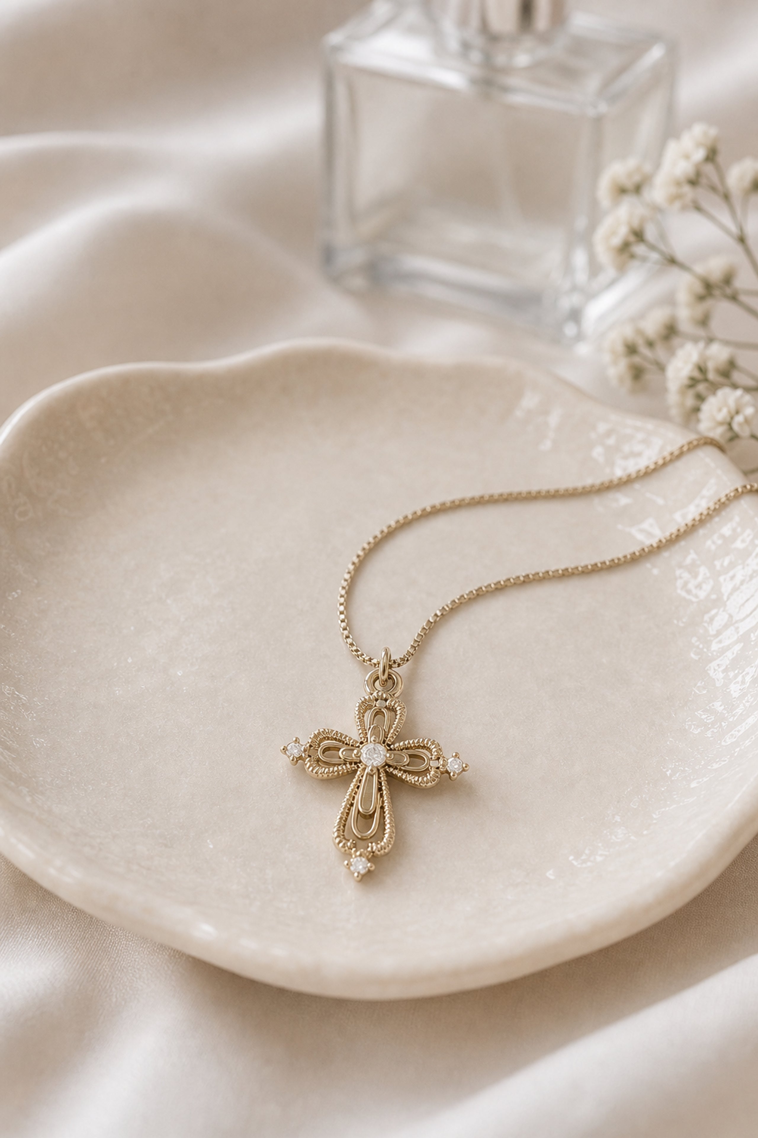 Dear Luma N013 lace cross necklace atmosphere image