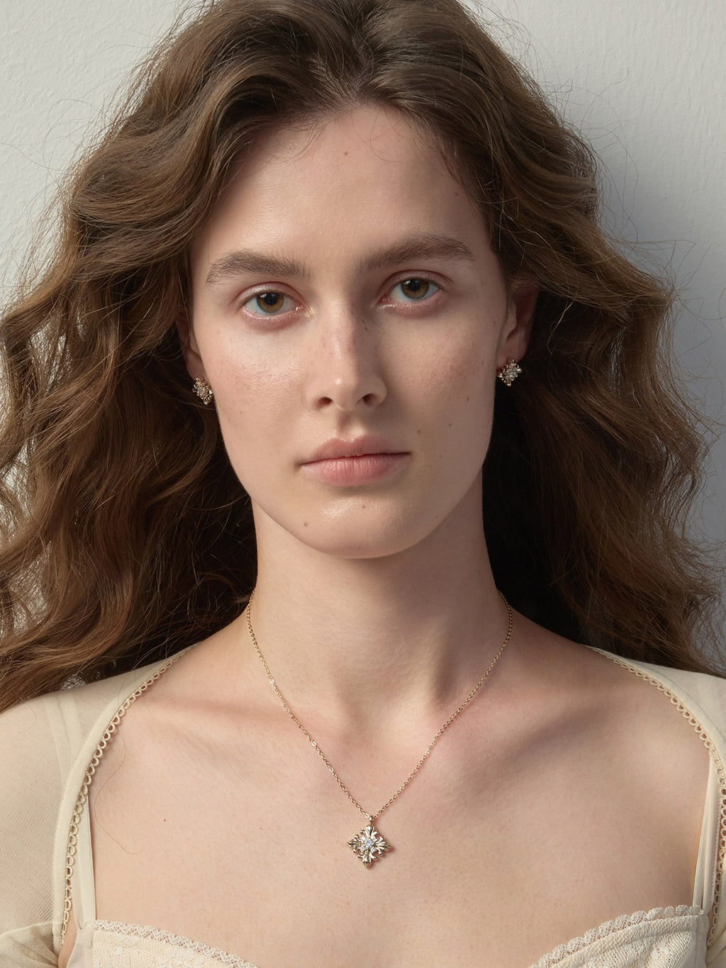 Dear Luma N015 short iris necklace product and wearing comparison