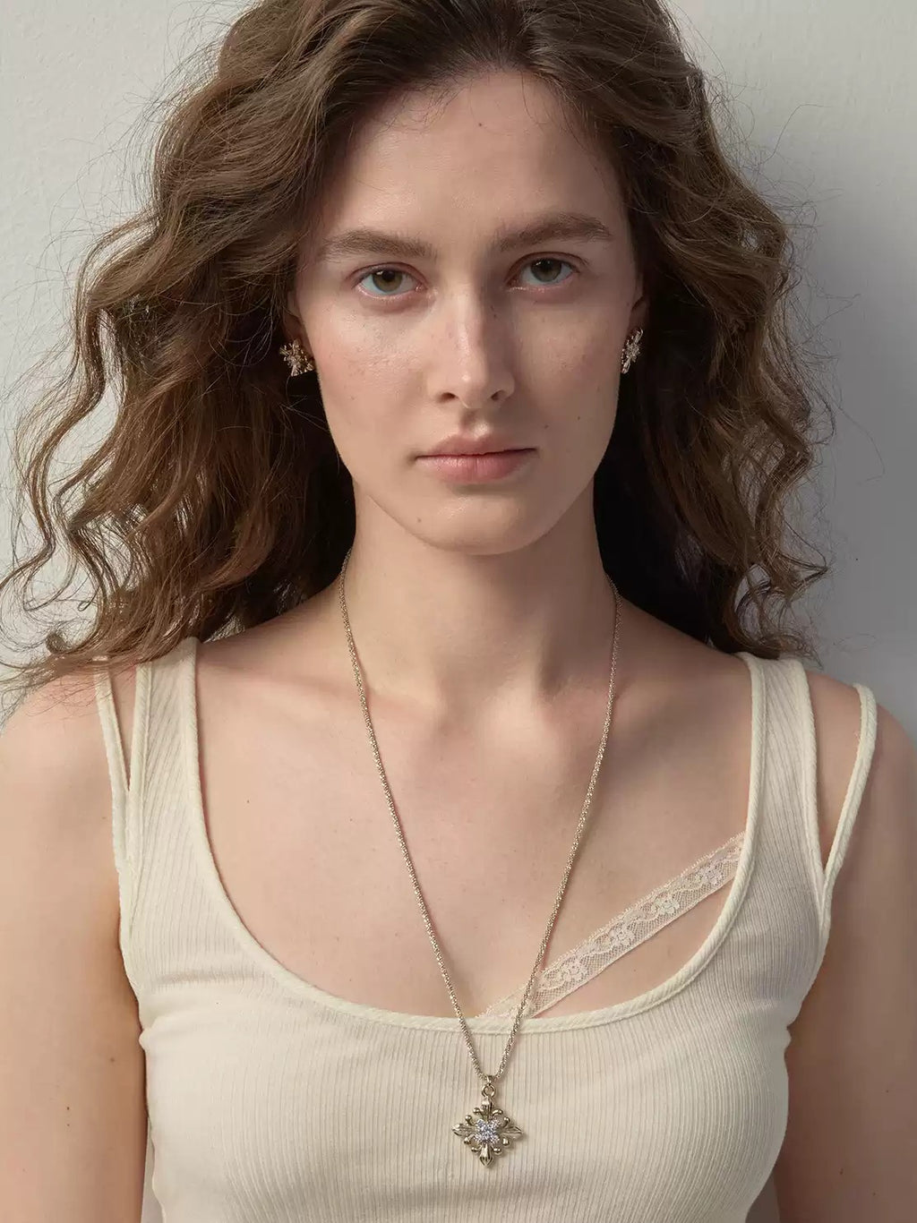 Dear Luma N016 iris plain chain long necklace model portrait