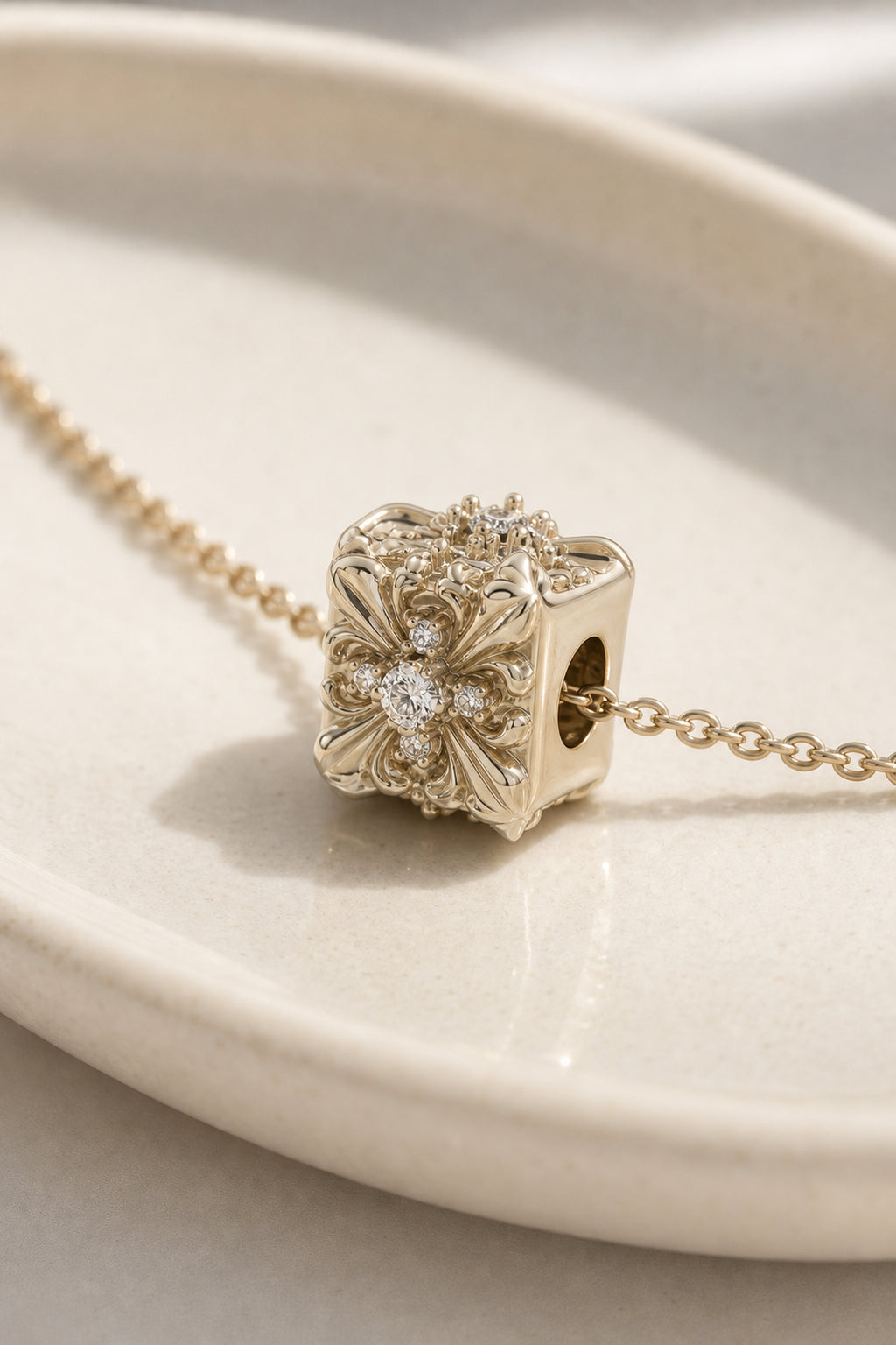 Dear Luma N017 gold iris cube necklace cover