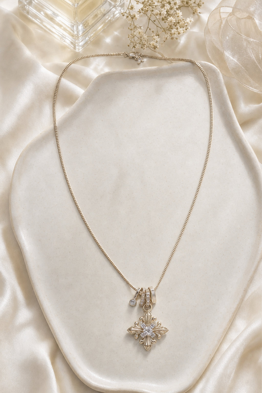 Dear Luma N018 gold iris pendant necklace atmosphere