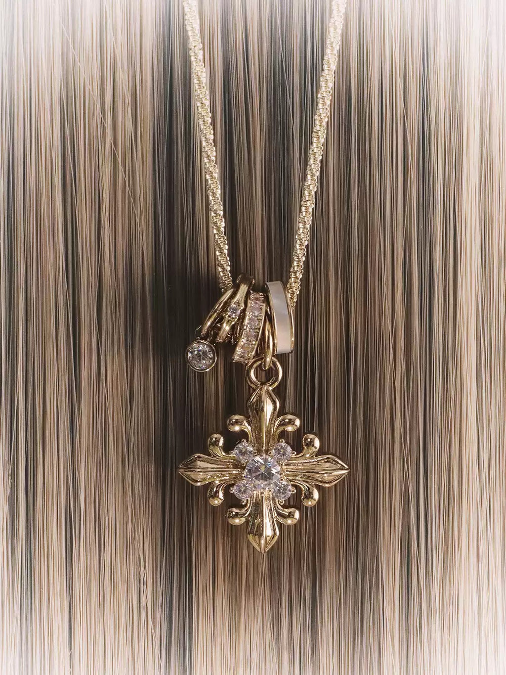 Dear Luma N018 gold iris pendant necklace model wearing