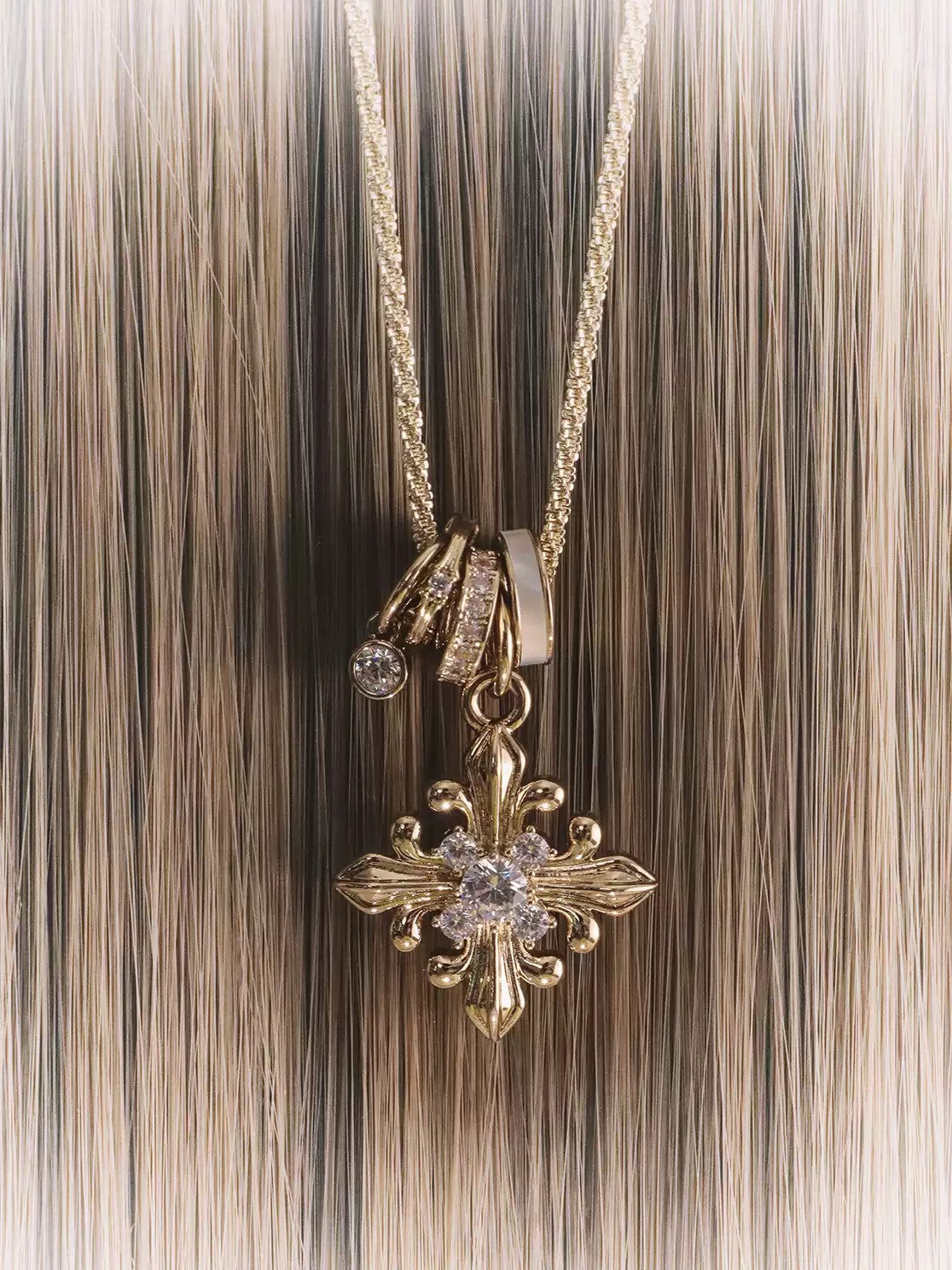 Dear Luma N018 gold iris pendant necklace model wearing