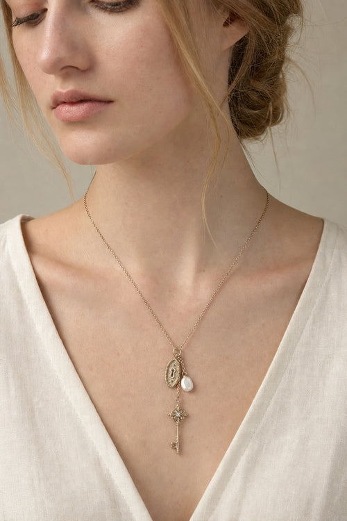 Dear Luma N019 gold keyhole pearl necklace model closeup