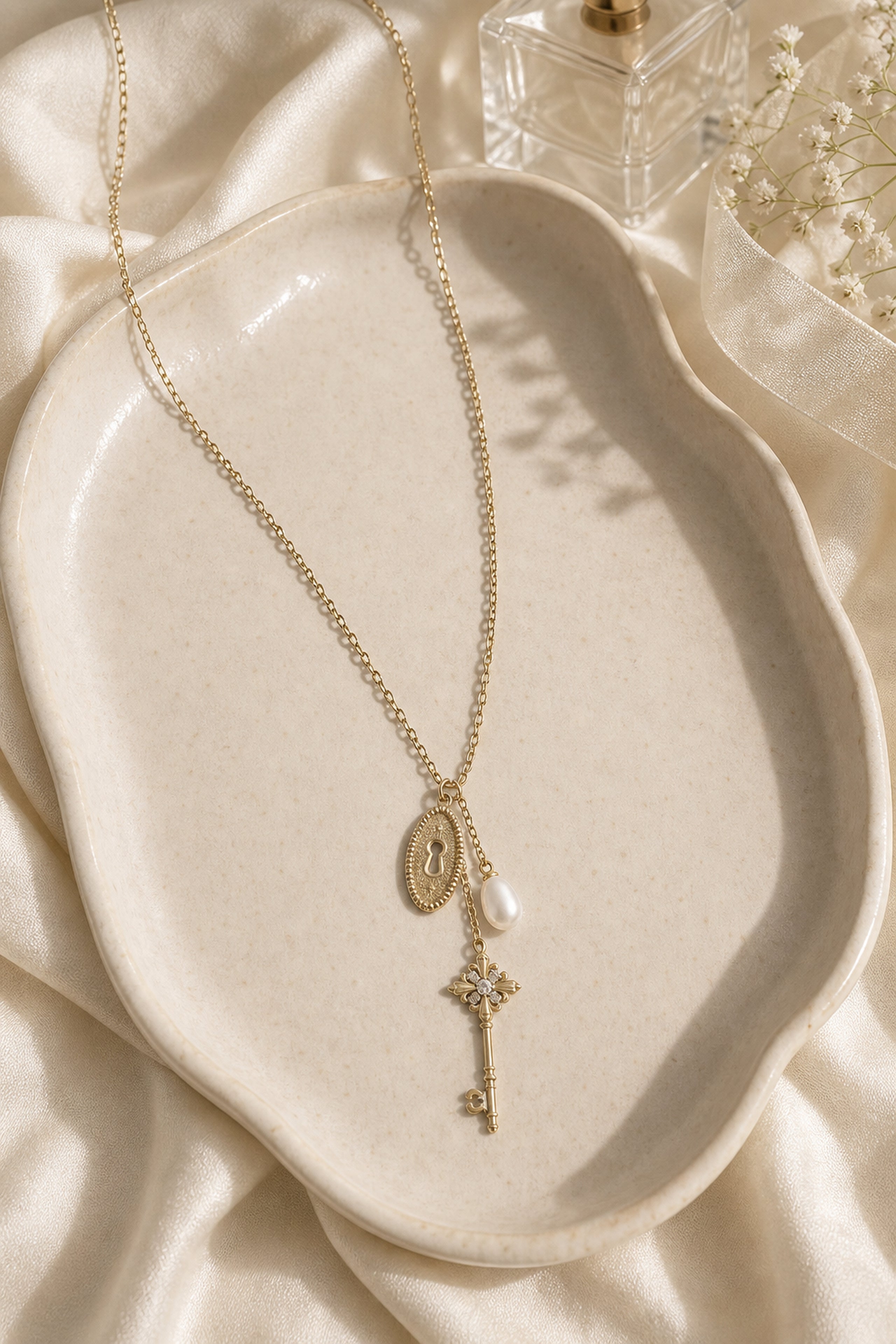 Dear Luma N019 gold keyhole pearl necklace atmosphere