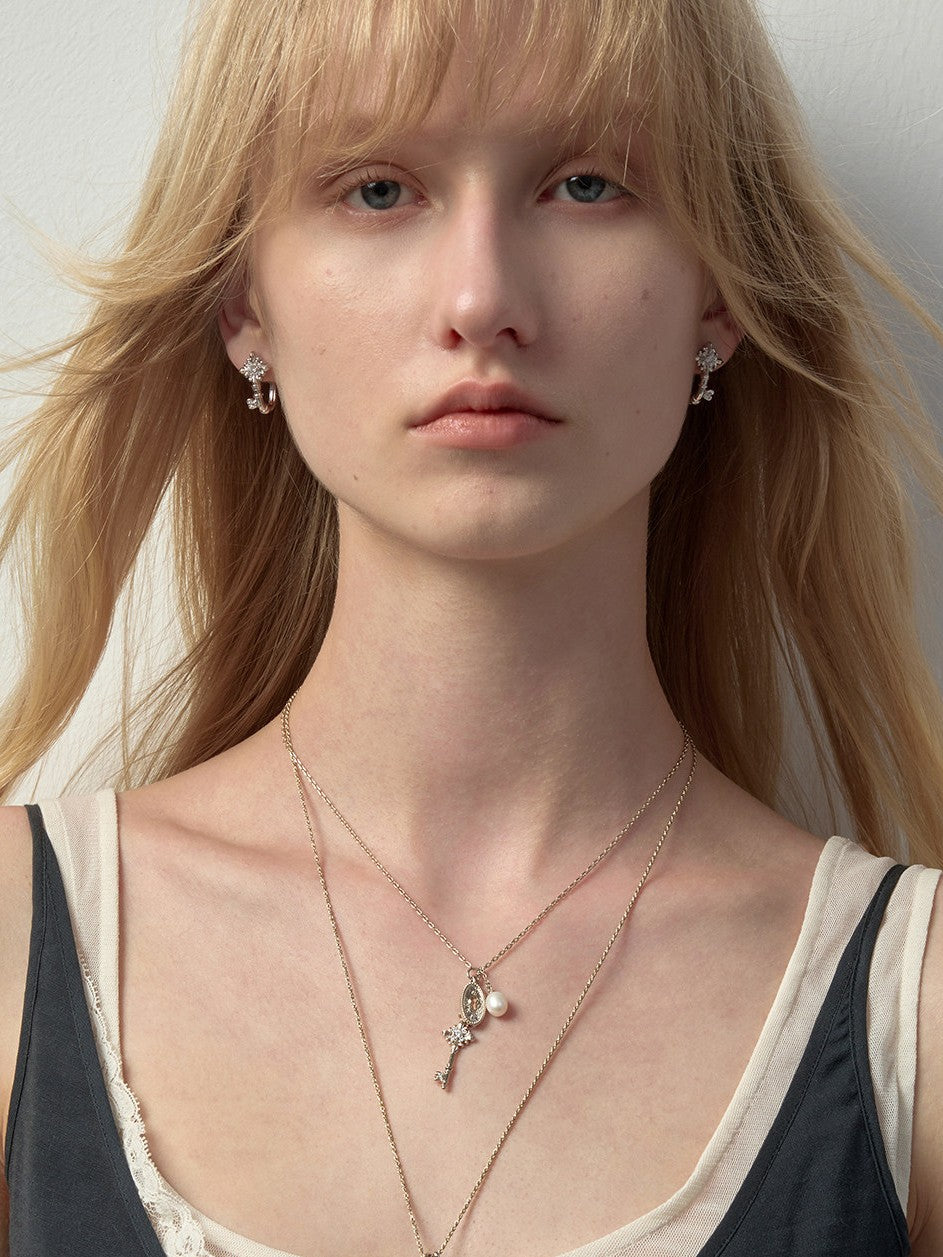 Dear Luma N019 gold keyhole pearl necklace model front