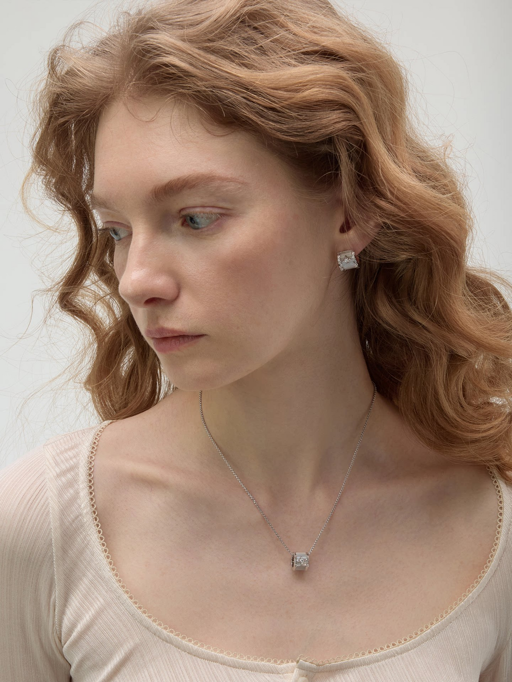 Dear Luma N021 mother of pearl four flower barrel necklace model front
