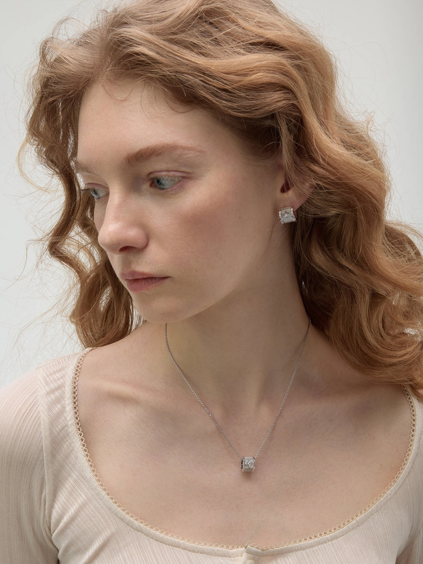 Dear Luma N021 mother of pearl four flower barrel necklace model front