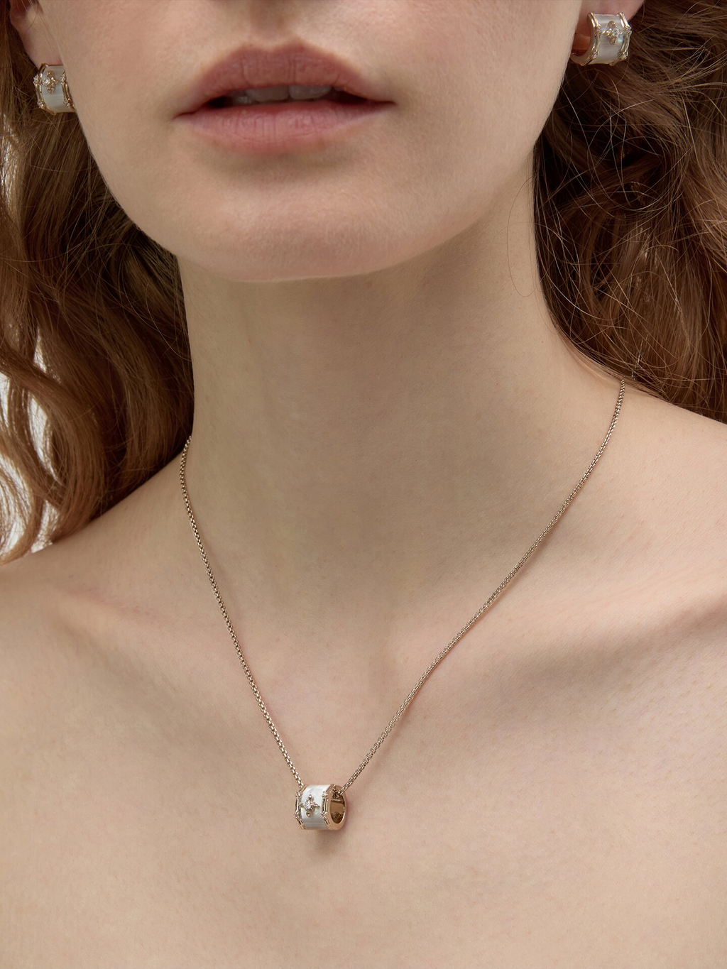 Dear Luma N021 mother of pearl four flower barrel necklace model angle