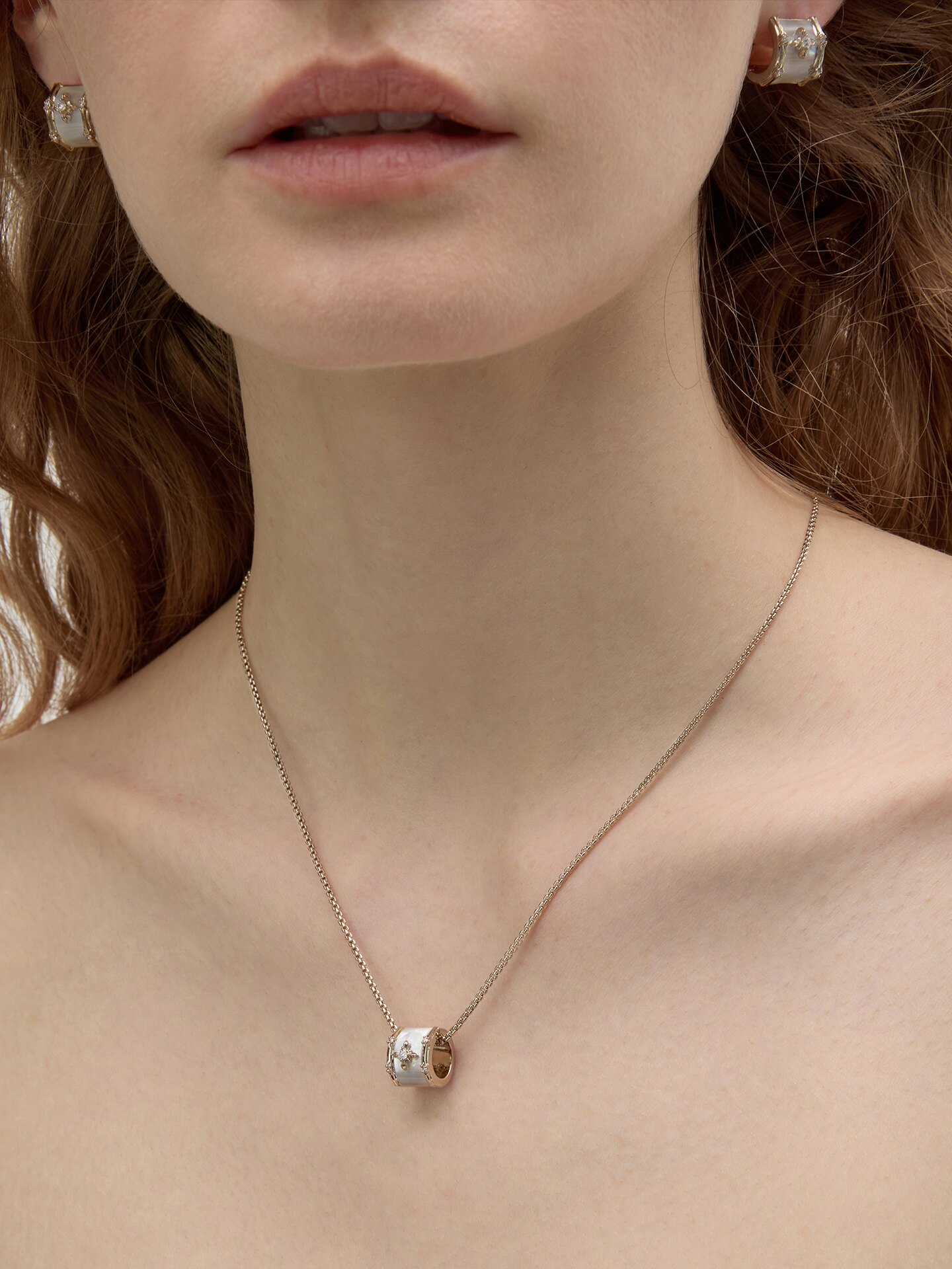 Dear Luma N021 mother of pearl four flower barrel necklace model angle