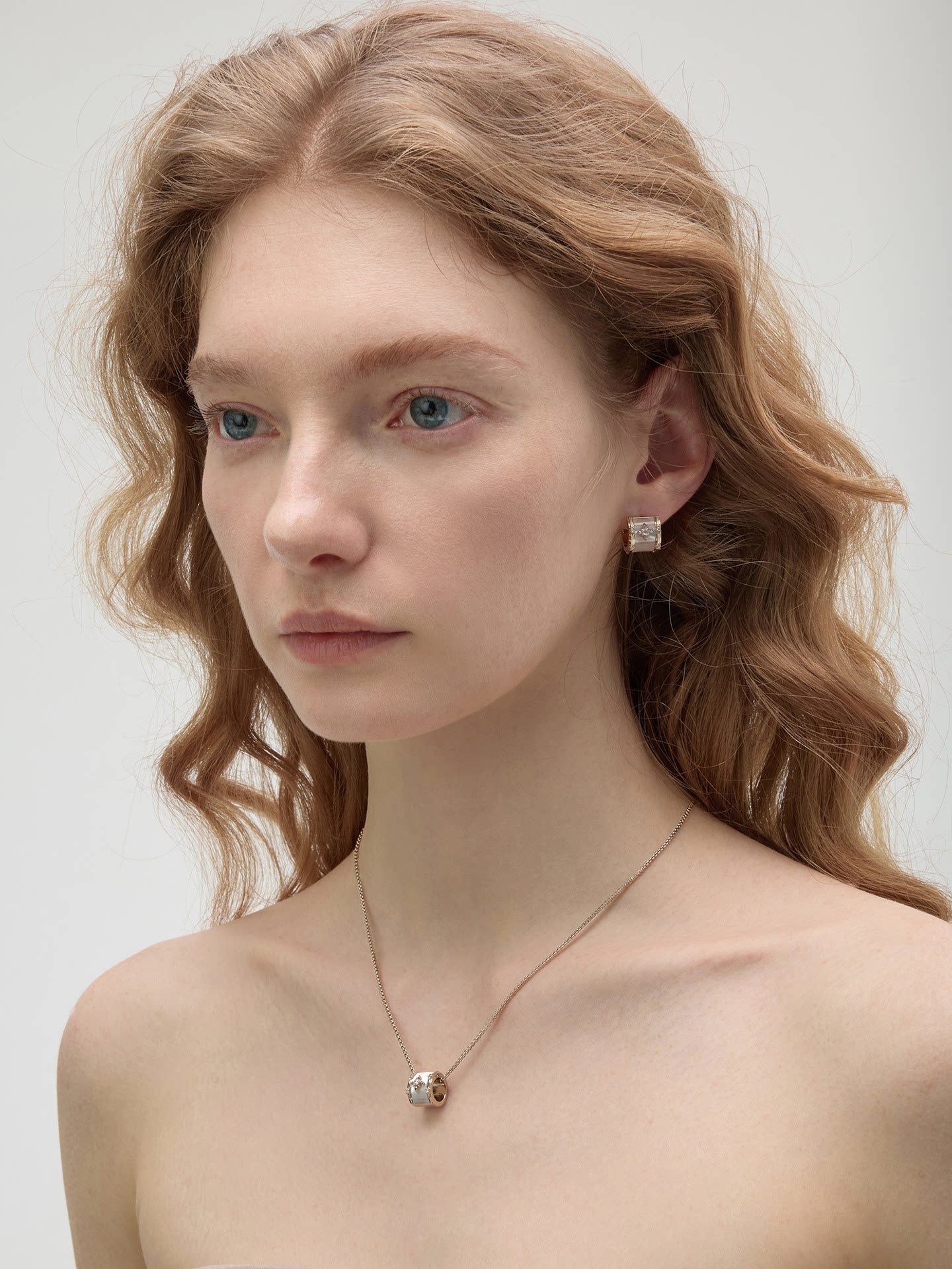 Dear Luma N021 mother of pearl four flower barrel necklace model closeup