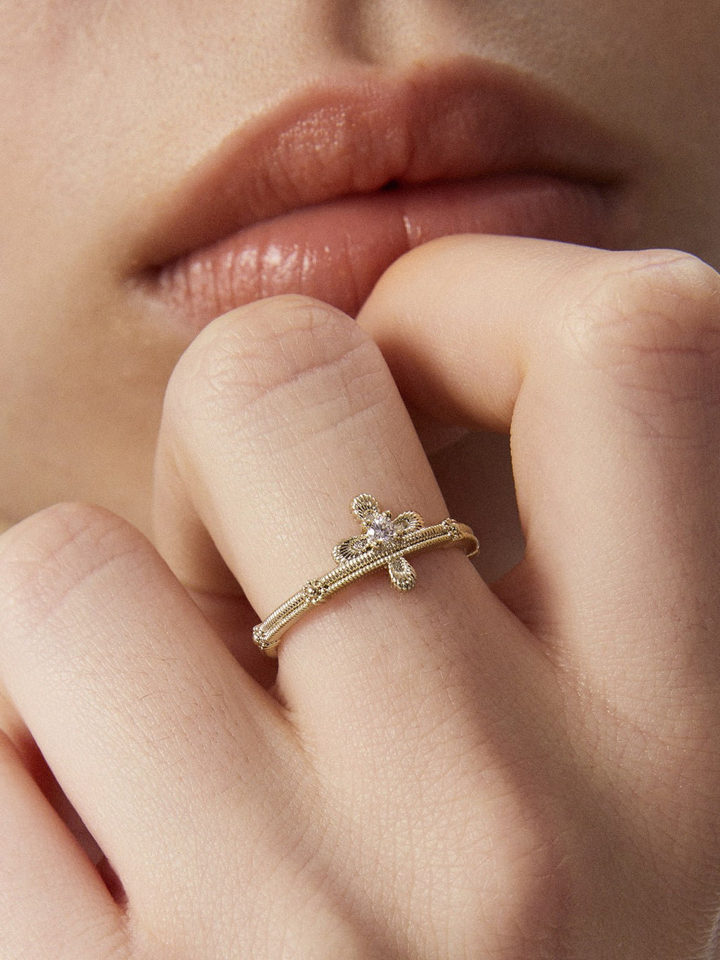 Dear Luma R004 gold lace cross open ring model closeup