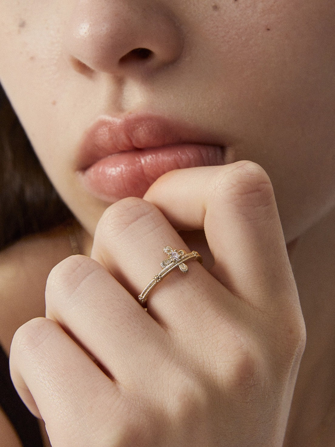 Dear Luma R004 gold lace cross open ring model angle