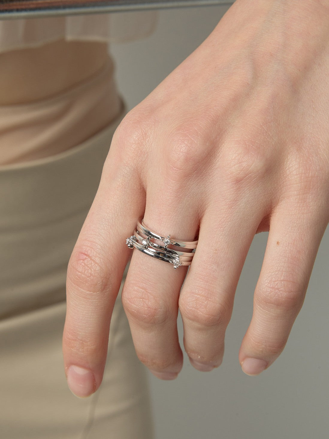 Dear Luma R005 silver multi layer iris ring model wearing