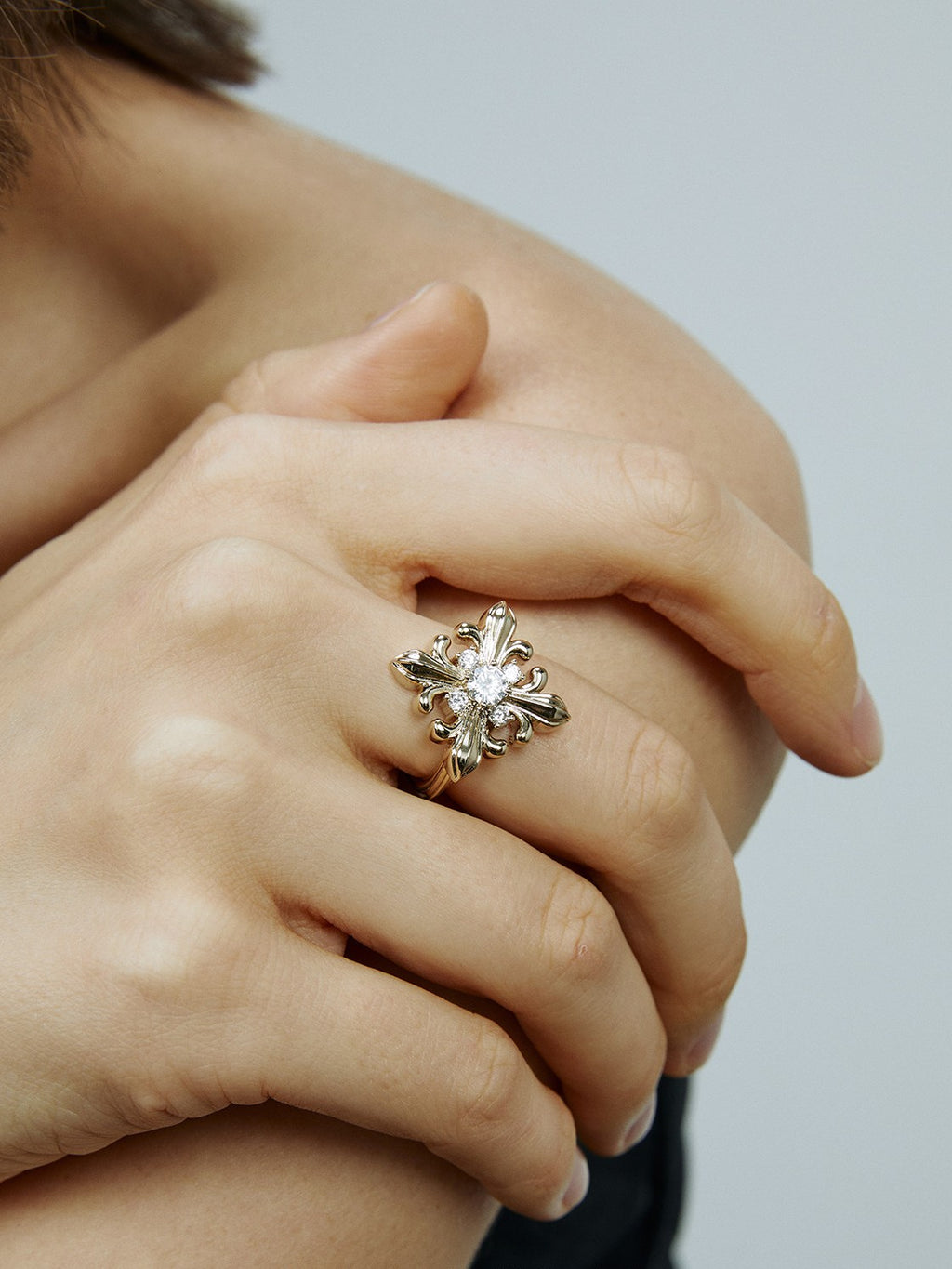 Dear Luma R007 gold iris square ring model closeup