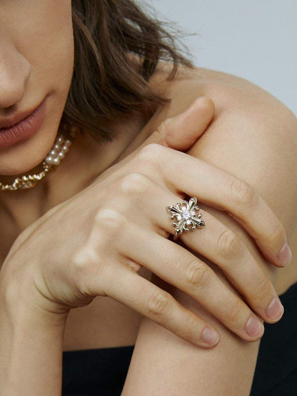 Dear Luma R007 gold iris square ring model wearing