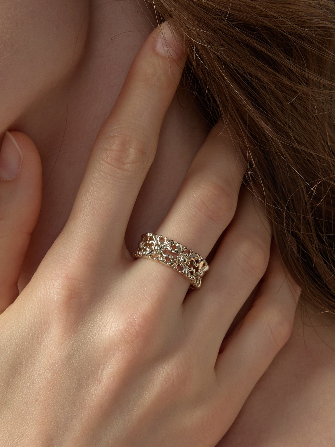 Dear Luma R008 gold narrow iris band ring model closeup
