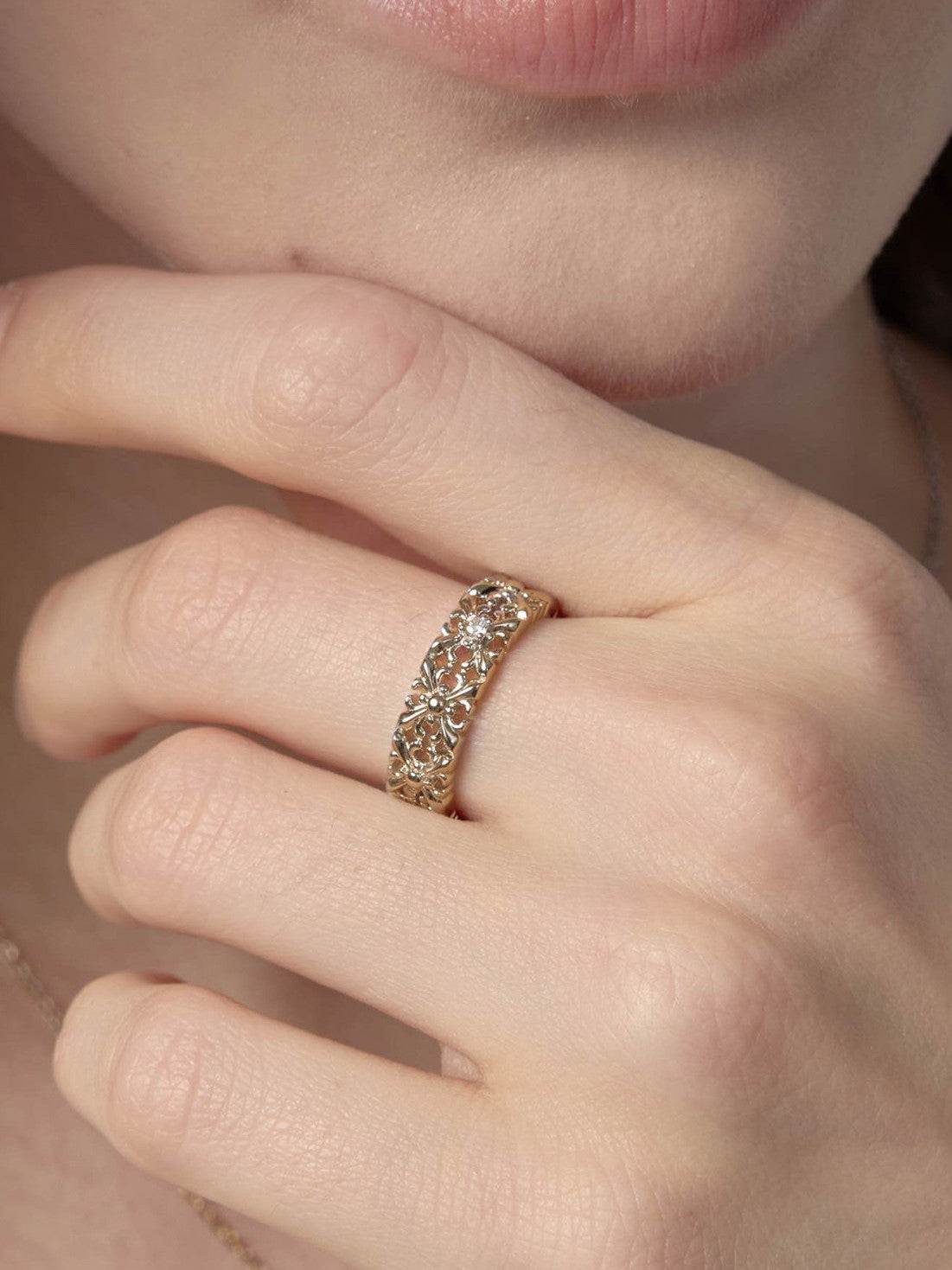 Dear Luma R008 gold narrow iris band ring detail wearing