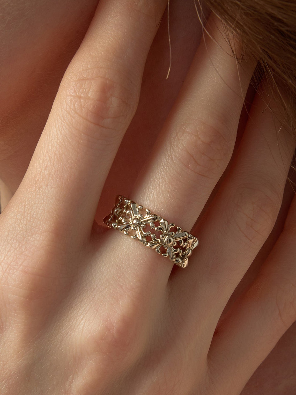 Dear Luma R008 gold narrow iris band ring model detail