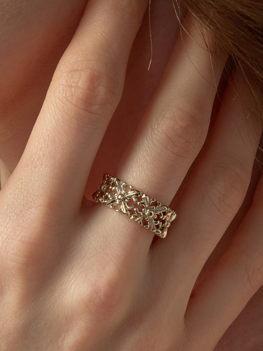 Dear Luma R008 gold narrow iris band ring model detail