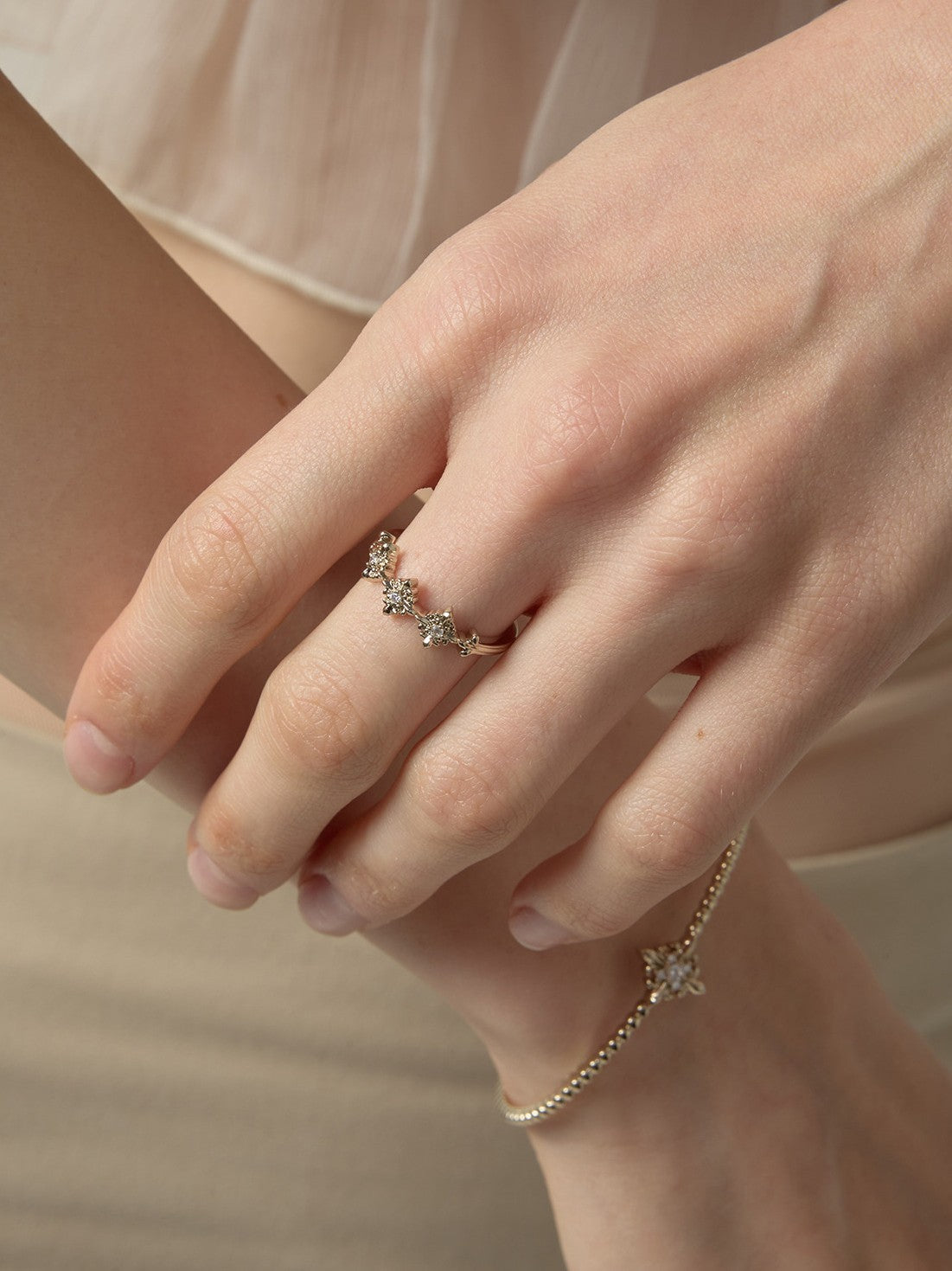 Dear Luma R010 gold iris ring set model wearing