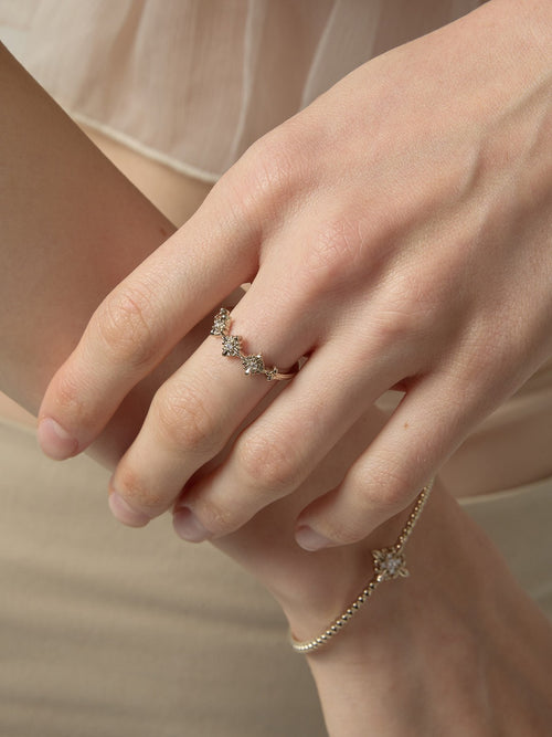 Dear Luma R010 gold iris ring set model wearing