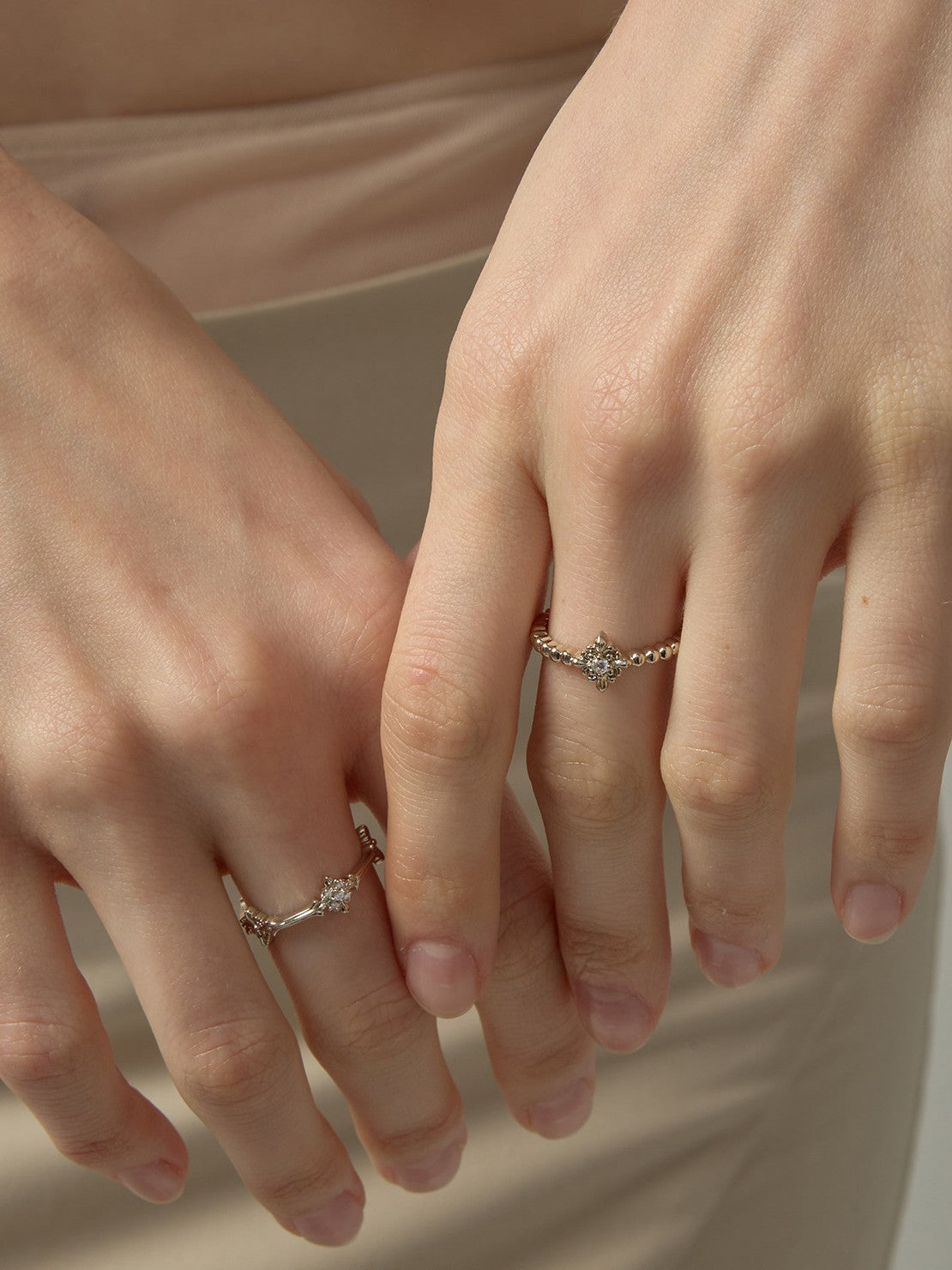 Dear Luma R010 gold iris ring set pairing worn on hand
