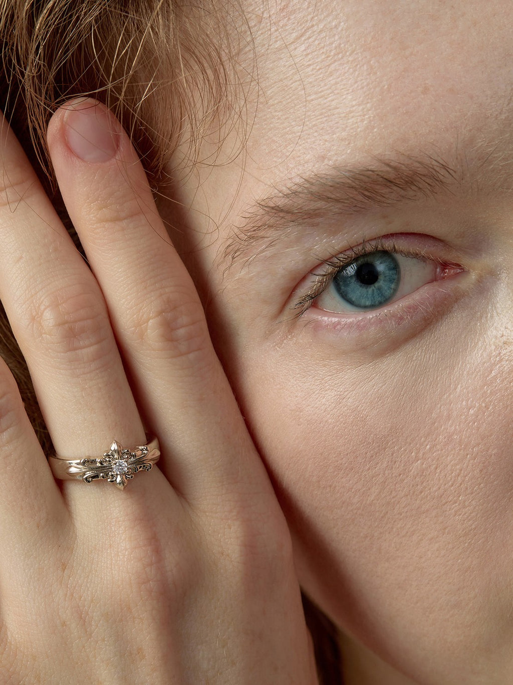 Dear Luma R011 gold iris ring model eye detail