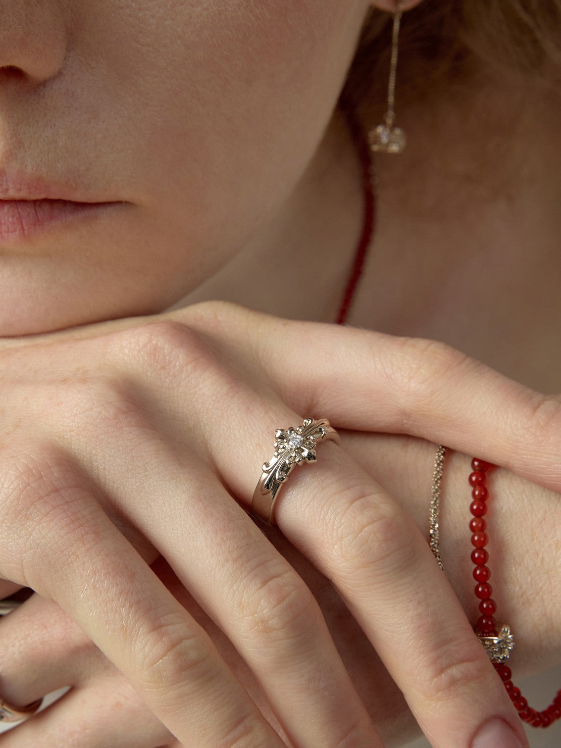 Dear Luma R011 gold iris ring model hand detail