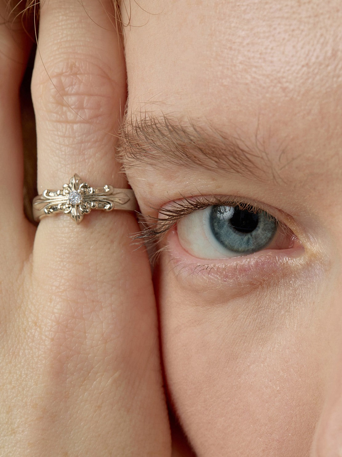 Dear Luma R011 gold iris ring model face detail