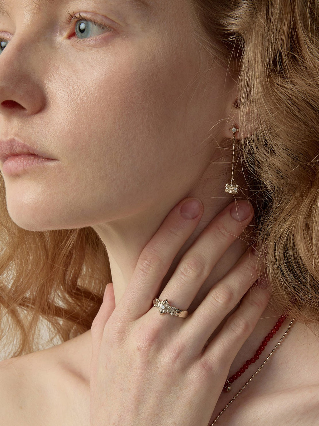 Dear Luma R011 gold iris ring model wearing