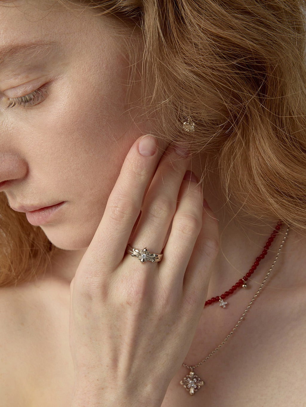 Dear Luma R011 gold iris ring model soft detail