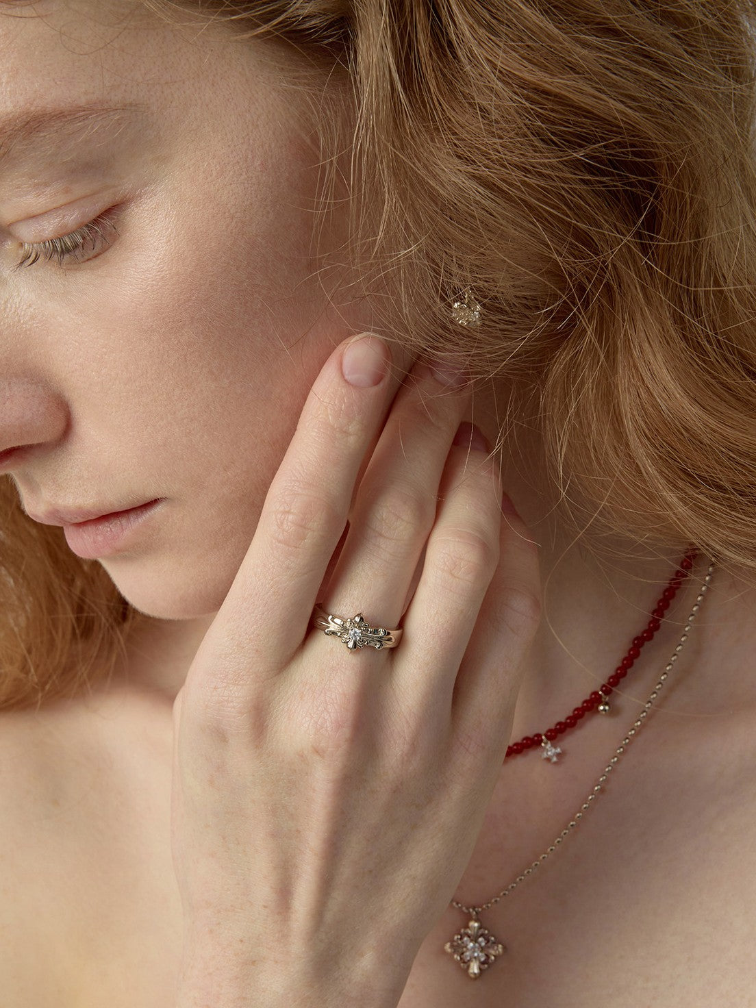 Dear Luma R011 gold iris ring model soft detail